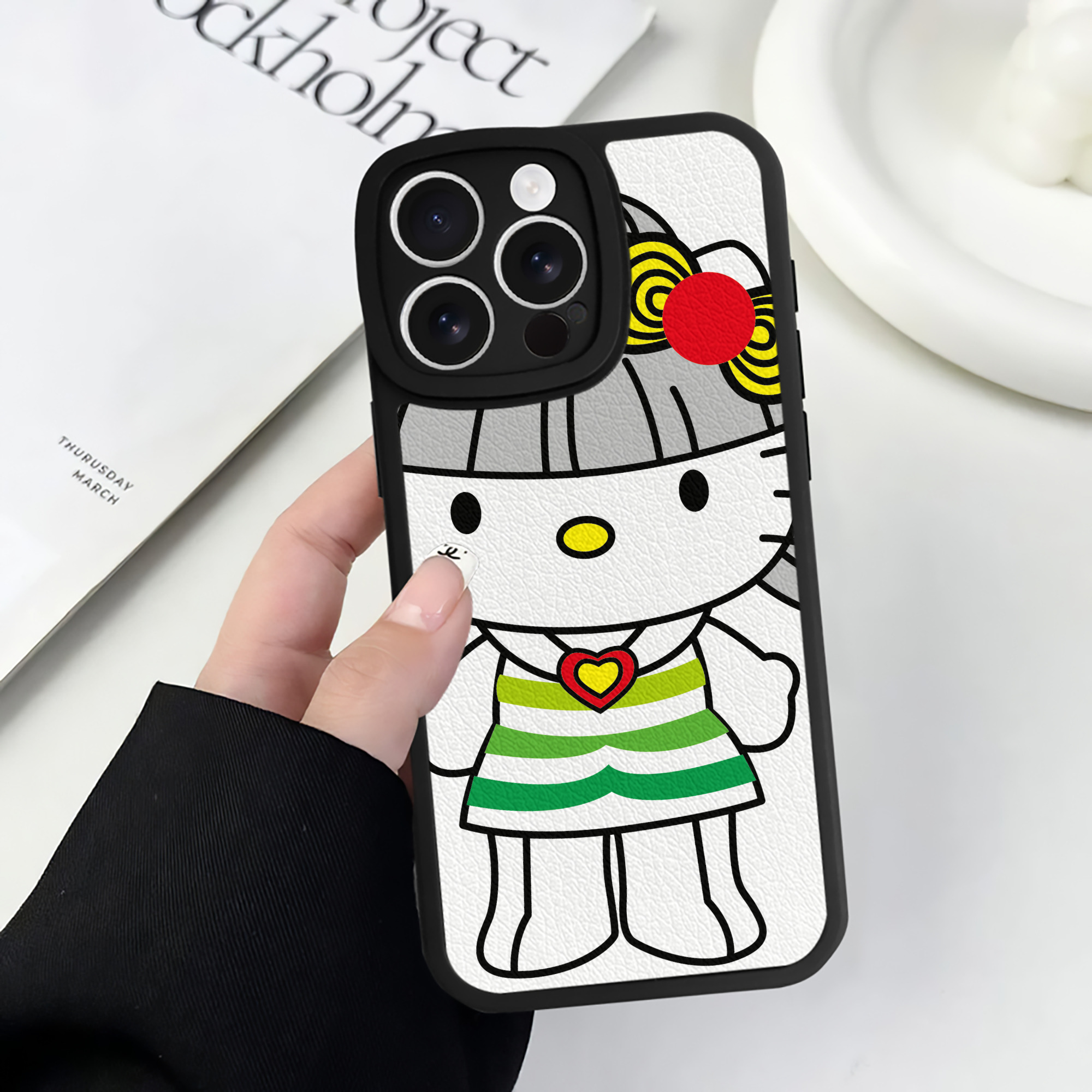 （画像用） Hello Kitty ハローキティ 【iPhone 16シリーズ対応】シリコンスマホケース（レザー調） 材質：シリコン